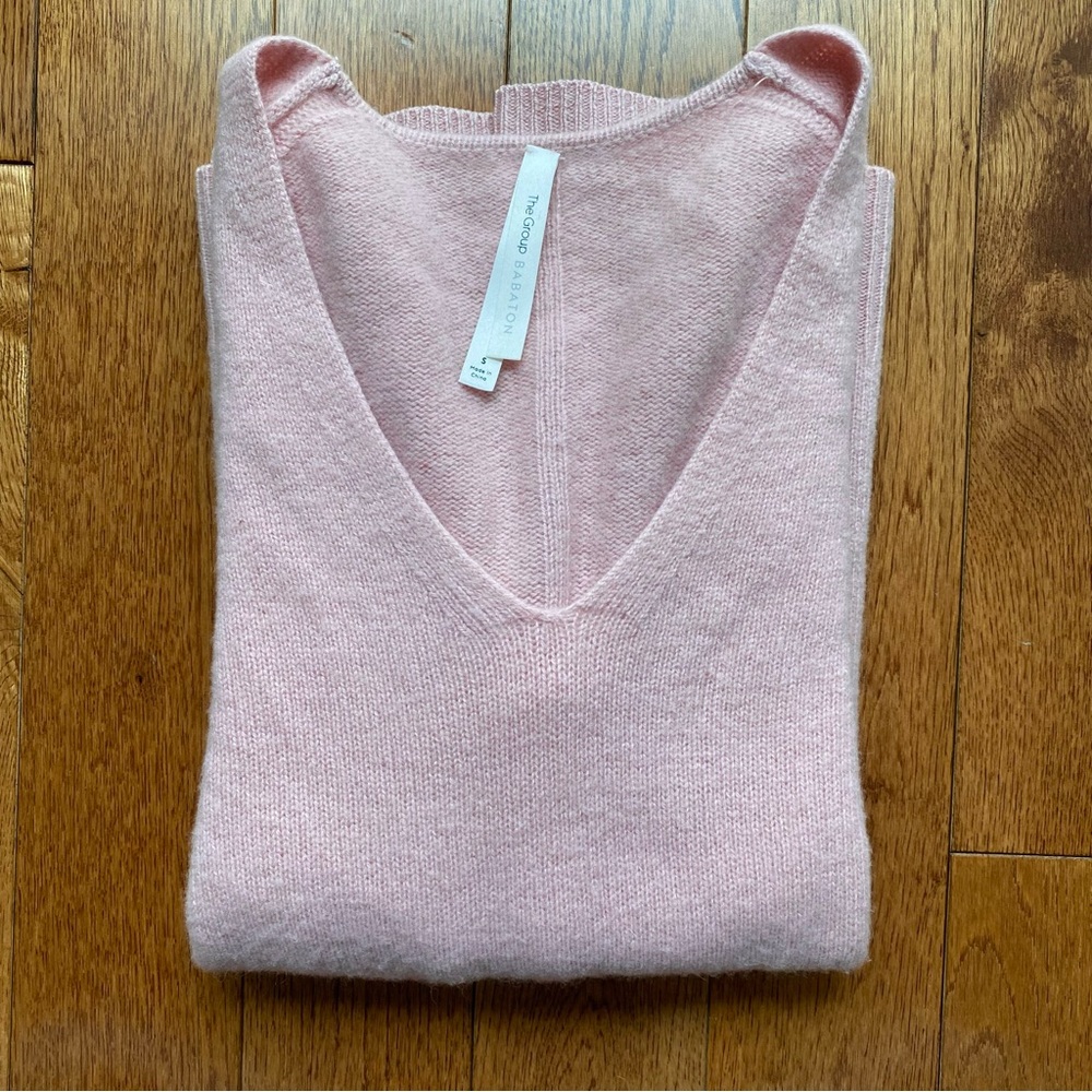 LAST CHANCE | 100% Cashmere V-Neck Sweater | Babaton, Aritzia